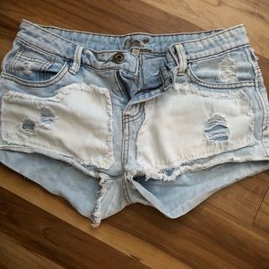 Cute ChiQue light wash jeans shorts  💘
